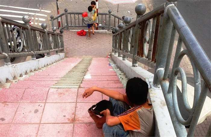 Những địa điểm như ngã tư Hàng Xanh (quận Bình Thạnh), đường Cách Mạng Tháng Tám – Lý Thường Kiệt (quận Tân Bình), Lê Trọng Tấn (quận Tân Phú)… không còn tình trạng người ăn xin đóng khổ xin tiền người đi đường. (Ảnh Lê Hưng)