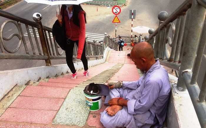 Chỉ có một số khu vực gồm: Kênh Nhiêu Lộc Thị Nghè (quận Bình Thạnh), công viên 23/9 (quận), cầu bộ hành Suối Tiên (quận Thủ Đức)... vẫn còn xuất hiện một số người già tìm đến xin tiền người dân. (Ảnh Lê Hưng)