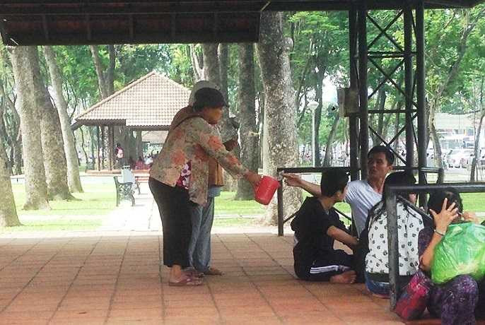 Cảnh người già lang thang xin tiền tại công viên 23/9, quận 1. (Ảnh Lê Hưng)
