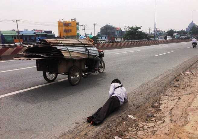 Ông Lê Chu Giang - Trưởng phòng Bảo trợ xã hội - Sở Lao động - Thương Binh - Xã hội TP.HCM cho biết, lần này thành phố sẽ thực hiện quyết liệt và sẽ tiếp nhận toàn bộ người sống lang thang ăn xin vào trung tâm để đảm bảo an toàn về tính mạng cho họ và giữ nét đẹp mỹ quan đô thị thành phố. (Ảnh Lê Hưng)