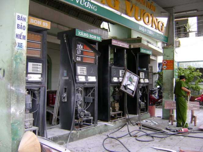 Cây xăng bất ngờ phát nổ, khách hàng ngất xỉu