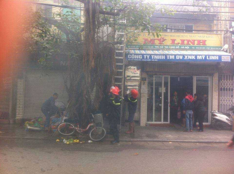 Đang cháy lớn trên phố Hàng Bồ - Hà Nội