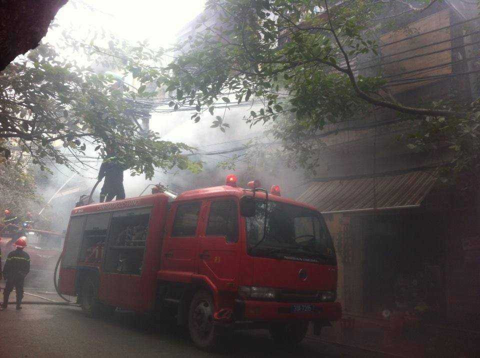 Đang cháy lớn trên phố Hàng Bồ - Hà Nội