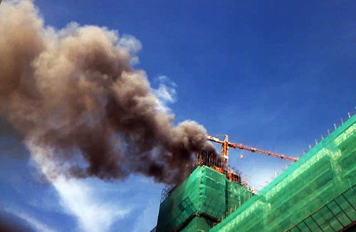 Cháy ở công trình 25 tầng, công nhân hoảng loạn tháo chạy