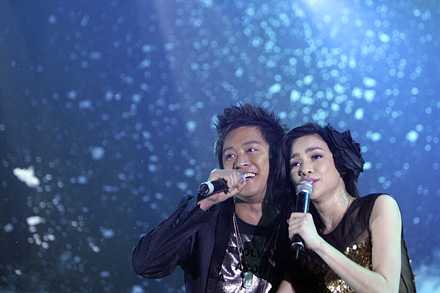 Hà Hồ tái ngộ 'tình cũ' Tuấn Hưng để chào năm mới