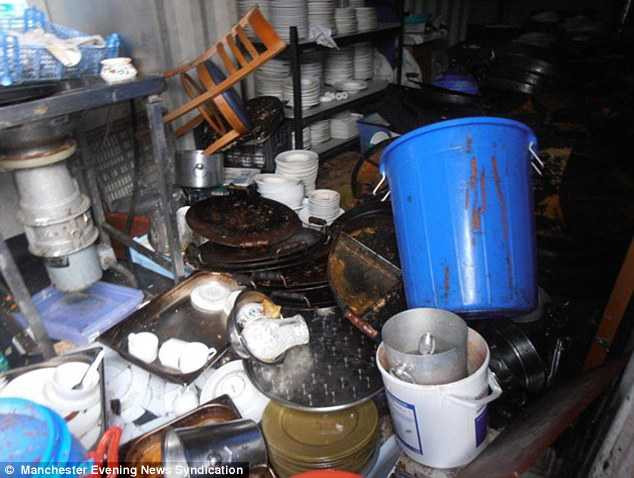  Bát, đĩa chỏng chơ lộn xộn