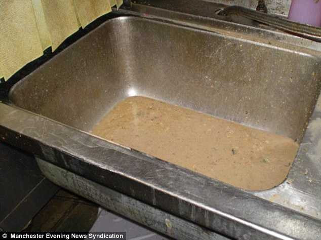 Bồn rửa cáu bẩn ghê người 