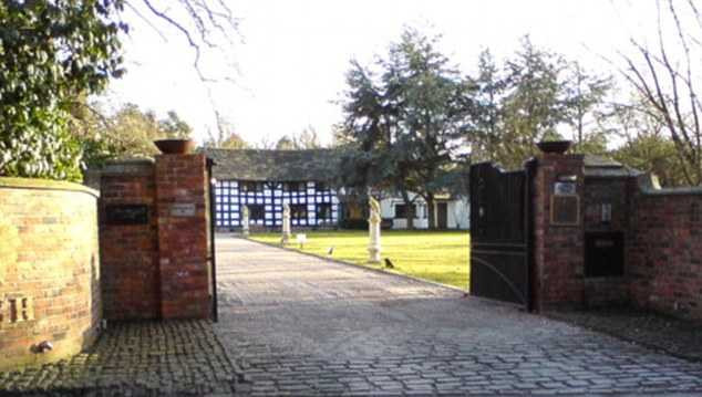 Bồn rửa cáu bẩn ghê người 