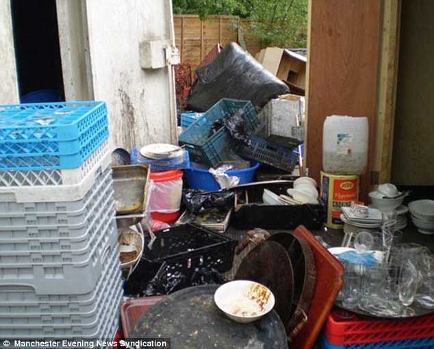 Bồn rửa cáu bẩn ghê người 