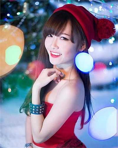 Hường Hana tên thật là Nguyễn Thị Thúy Hường, sinh năm 1994, hiện là sinh viên 2 trường: đại học Văn hóa và cao đẳng Nghệ thuật Hà Nội. 