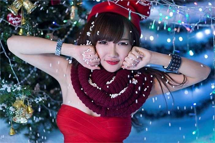 Cô thường xuyên được mời làm mẫu ảnh cho các shop thời trang, báo mạng và đóng MV cùng nhiều ca sĩ nổi tiếng. 