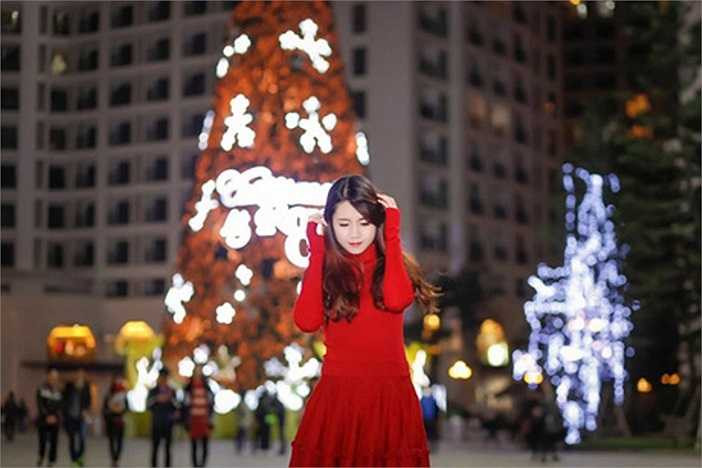 Bùi Phượng Liên, cô nữ sinh khoa Chính trị Quốc tế tiếng Trung, Học viện Ngoại giao. Hình ảnh trong sáng, thân thiện của cô nữ sinh cũng thường xuyên xuất hiện trên các mặt báo