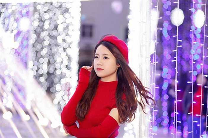 Chia sẻ về việc đón Giáng sinh, Liên cho hay: Thời gian này, trường mình bắt đầu bước vào kì thi cuối kì, chương trình học khá nặng nên mình phải dành hầu hết thời gian cho việc ôn thi để có thể đạt kết quả tốt nhất.