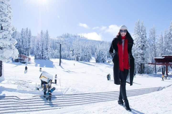 Trước đó một ngày, người đẹp đã xem dự báo thời tiết và vô cùng thất vọng vì được biết vào ngày dự tính khởi hành thời tiết sẽ khá xấu, mưa lâm râm, trời âm u và không có tuyết. Thế nhưng, Khánh My vẫn kiên trì tiến về khu trượt tuyết vì cô chưa từng được ngắm tuyết rơi lần nào dù đã nhiều lần công tác và du lịch nước ngoài. 