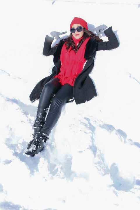 Lần đầu tiên thấy tuyết, người đẹp như quên hết mọi mệt mỏi của chuyến công tác mà lao vào nghịch tuyết và đùa giỡn đủ kiểu dưới làn tuyết trắn xóa. Mặc dù, thời tiết lạnh như cắt da cắt thịt nhưng cô nàng vẫn cười tươi rạng rỡ bất chấp thời tiết khắc nghiệt. 