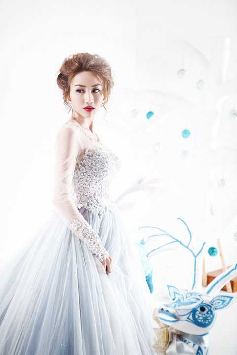 Ngân Khánh trở lại showbiz với hình ảnh hoàn toàn khác lạ, nếu trước kia Ngân Khánh được biết đến với phong cách sexy và những bộ váy áo hơi mất an toàn thì giờ quán quân" của Bước nhảy hoàn vũ 2014 đã thống nhất phong cách đẹp không tì vết, lộng lẫy và thanh lịch.