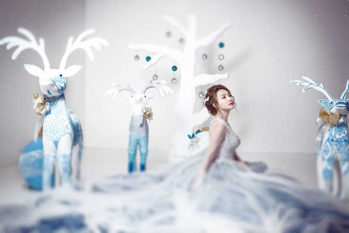 Trong suốt một năm, Quán quân Bước nhảy hoàn vũ 2014 Ngân Khánh cùng ê kíp dồn sức cho dự án single MV Người tạo giấc mơ cho đến tận ngày cuối năm cận kề. 