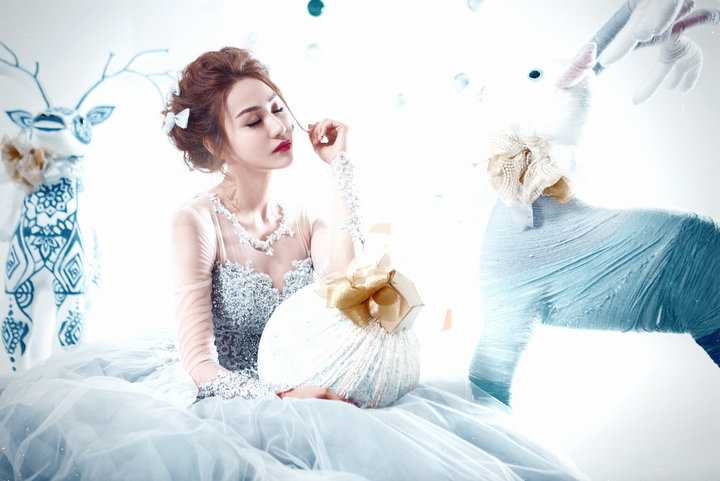 Ngân Khánh cho biết, thời điểm chuẩn bị thi Bước nhảy hoàn vũ, cô và ê kíp đã lên kế hoạch cho MV Người tạo giấc mơ, chính vì vậy với những vốn liếng và chất xám cô dồn sức 4 tháng trời cho một cuộc thi, cô cần thời gian cân bằng lại và thực hiện cho tốt dự án single đầu tiên của mình. 