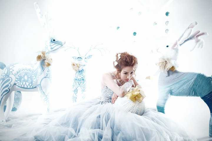 Ca khúc Người tạo giấc mơ là một bản R&B đậm chất và khá ấn tượng, được Only C viết riêng cho Ngân Khánh, được cân đo theo âm vực giọng của Ngân Khánh để tạo ra hai bản hòa âm khác nhau đặc sắc và thú vị. Đây hứa hẹn sẽ là bản hit ngay khi nó được trình làng trong thời gian rất gần tới. 