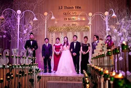 Ngày 12/12/2012, đám cưới ca sĩ Di Băng và doanh nhân Nguyễn Quốc Vũ được tổ chức tại một trung tâm tiệc cưới lớn ở quận Phú Nhuận, TP.HCM. Một số nguồn tin thân cận tiết lộ, tổng chi phí cho lễ cưới khoảng 3 tỷ đồng, trong đó tiền trang trí hoa tươi là 200 triệu đồng.