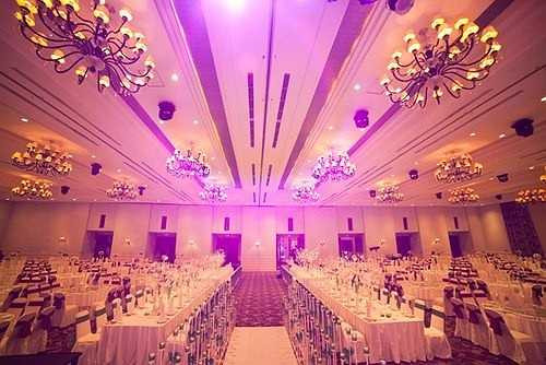 Chủ đề đám cưới là mùa đông với hình ảnh nhiều bông tuyết trải khắp sảnh tiệc. Gam màu chủ đạo trong bữa tiệc là sắc màu yêu thích của cô dâu, gồm trắng và xanh, mang đậm không khí Giáng sinh rộn rã