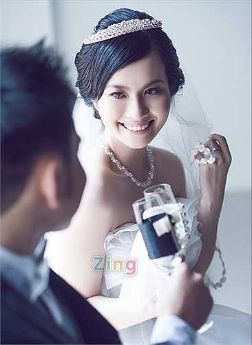 Cũng trong ngày 12/12/2012, Miss Teen Huyền Trang đã nối gót hot girl Quỳnh Chi, Diệp Bảo Ngọc lên xe hoa về nhà chồng ở tuổi 21, kết thúc chuyện tình 4 năm đẹp như mơ với ca sĩ Triệu Hoàng.