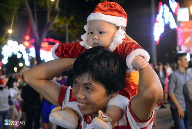 Ngoài quần, áo, mũ, ông già Noel này còn được bố mẹ trang bị cả râu trắng.