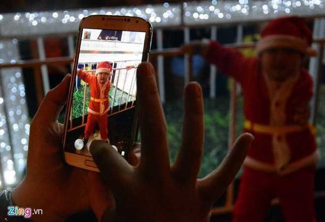 Được người lớn ghi lại rất nhiều khoảnh khắc bằng điện thoại, máy chụp ảnh.