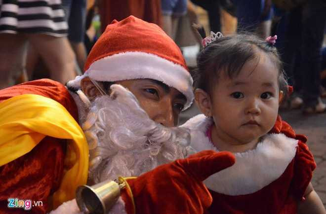 Ngây ngô còn chưa hiểu Giáng sinh là gì. 