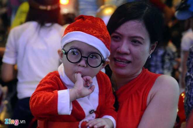 Ông già Noel được trang bị cả mắt kính. Lúc chụp hình vẫn thể hiện thói quen mút tay.