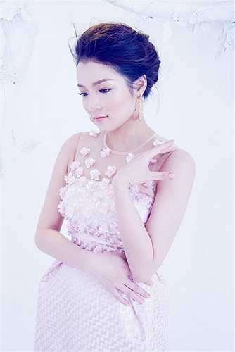 Sau thời gian về nước từng bị nhiều khán giả 'phê bình' vì ngoại hình tròn trĩnh, Thủy Top đã lao vào phòng tập để thay đổi ngoại hình. Sau thời gian tập thể dục kết hợp ăn kiêng cô đã giản gần 10kg. 