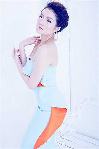 Người đẹp ngày càng chững chạc trong suy nghĩ và tự nhận mình là một con mèo thông minh, không chì quyến rũ mà còn lắm chiêu trò