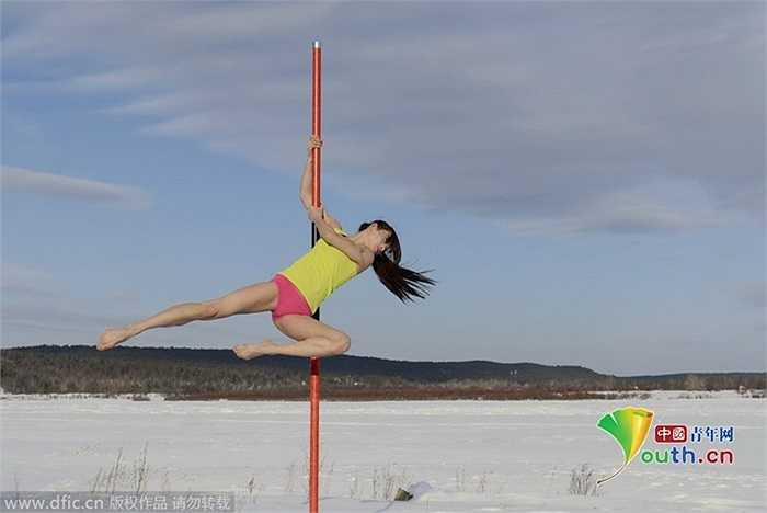 Những cô gái luyện múa cột trong thời tiết lạnh giá ở huyện Mạc Hà, tỉnh Hắc Long Giang, Trung Quốc hôm 23/12