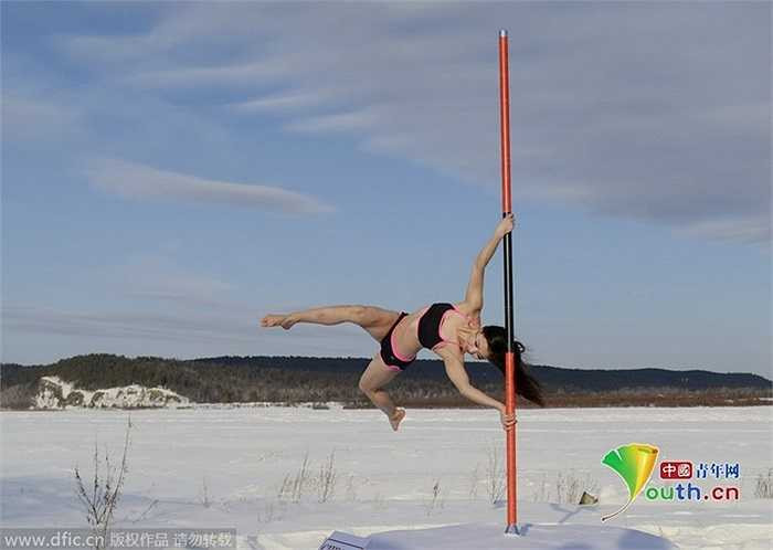 Các cô gái diện đồ kiệm vải luyện múa cột trong tuyết