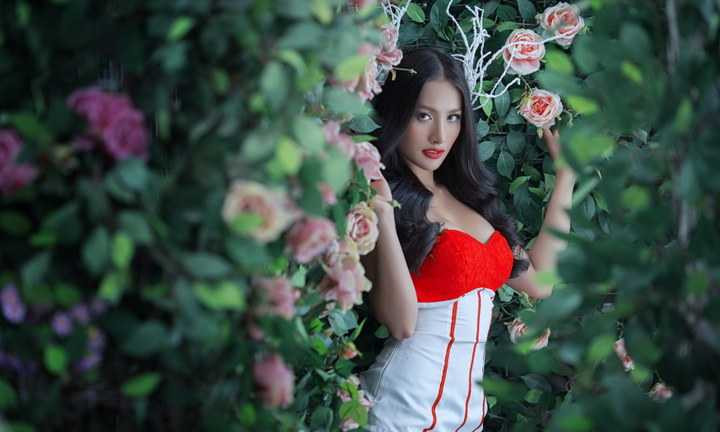 Lấy cảm hứng từ những chú nai đáng yêu trong dịp giáng sinh phối hợp với phong cách quyến rũ gợi cảm vốn có, Trương Nhi đã bất ngờ hóa thân thành cô nàng nai gợi cảm với jumpsuit đỏ trắng. 