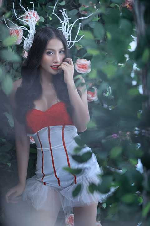 Trương Nhi chia sẻ: "Năm vừa qua, nhiều bạn hỏi Trương Nhi đi đâu mà vắng bóng trên. Thực ra vì Trương Nhi bận tối mắt tối mũi với các dự án phim nên không có thời gian tham gia các hoạt động khác và phim Trương nhi tham gia cũng chưa công chiếu. 