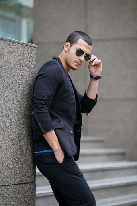 Diện trang phục xuống phố, Vũ Tuấn Việt muốn được là chính mình. Trang phục anh yêu thích luôn là những item cơ bản như ao thun, áo sơ mi, áo vest, quần jeans và giày hầm hố. Biết được lợi thế của bản thân là sở hữu thân hình 6 múi, gợi cảm nhưng Vũ Tuấn Việt không muốn đi sâu vào khoe body. 