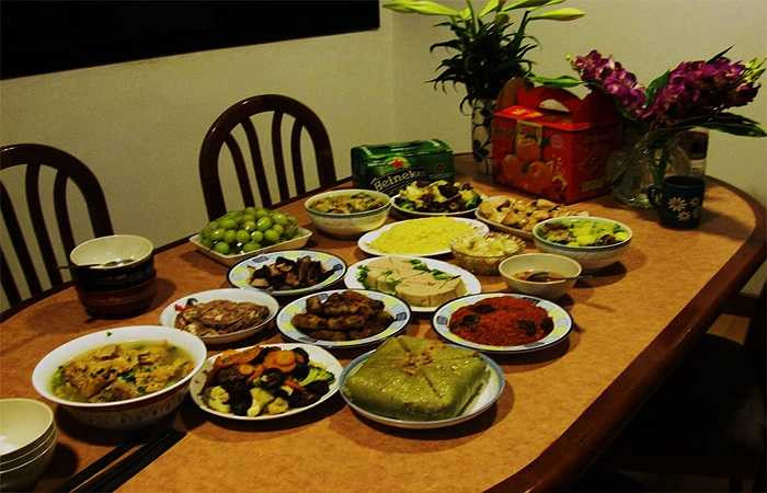 Hạn chế những món ăn đặc trưng ngày lễ: Đa phần những món ăn vào mùa lễ hội thường được chế biến theo cách quay, xào, rán hay đông lạnh tuy ngon miệng nhưng lại khiến khó tiêu nên tốt nhất là bạn nên ăn kèm chúng với nhiều loại rau xanh, salad hoặc chia nhỏ những món đó ra, không ăn dồn quá nhiều vào một bữa.