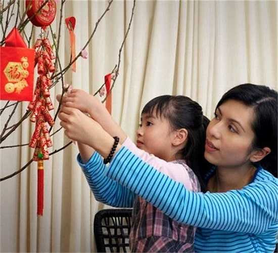 Tạo nên những truyền thống mới: Nếu hầu hết các hoạt động truyền thống của gia đình bạn liên quan đến ăn uống, hãy cố gắng thay đổi chúng một chút. Bạn có thể cùng gia đình tự làm đồ trang trí nhà cửa, đi dạo… Bạn cũng nên cải thiện các công thức nấu nướng gia truyền để chúng lành mạnh hơn. 