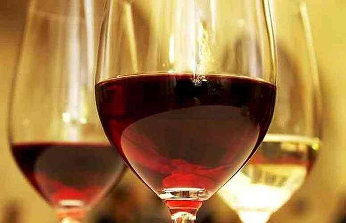 Chọn rượu nguyên chất hoặc bia có độ cồn nhẹ: Món cocktail có rất nhiều calo nếu pha rượu chung với các hỗn hợp khác như nước trái cây, nước mận, soda… Rượu nhẹ và bia sẽ là những lựa chọn phù hợp hơn trong trường hợp bạn thích uống các loại nước có chất cồn.