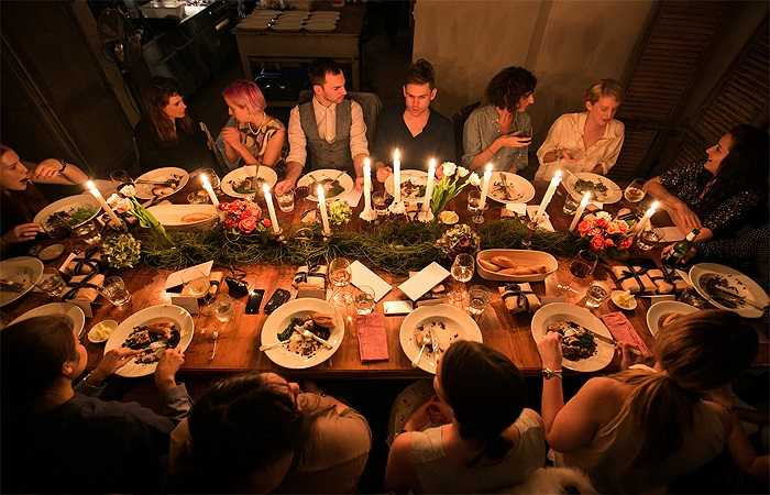 Khi ăn tiệc: Khi dự một bữa tối hay tiệc buffet, trước hết bạn nên nhìn qua một lượt tất cả các món rồi chọn cho mình một hoặc hai món ưa thích nhất và ăn một lượng vừa đủ. Phần còn lại của bữa tiệc bạn nên ăn rau củ, hoa quả hoặc thịt nạc và lưu ý là đừng bao giờ đến một bữa tiệc khi bạn đang đói. 