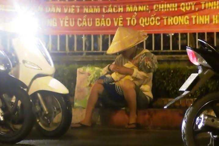 Cảnh khó tin về trẻ ăn xin bị 'hành xác' ở Sài Gòn