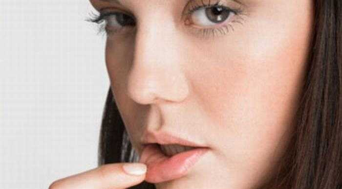 Chữa nhiệt miệng: Ngâm cánh hoa hồng 10-15g với 30ml rượu trắng trong 24 giờ. Đun nhỏ lửa đến khi sền sệt, cho thêm 1 thìa mật ong đun sôi để nguội. Dùng tăm bông sạch thấm thuốc bôi vào chỗ đau, ngày 2-4 lần. 