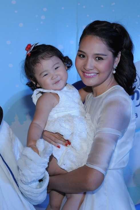 hoa hậu hương giang khoe con 