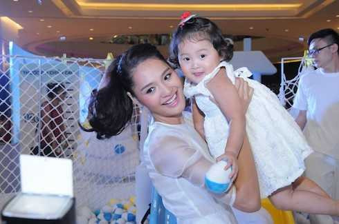 hoa hậu hương giang con gái