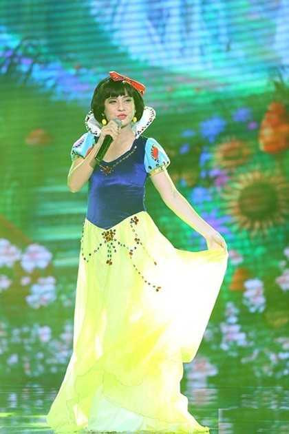 Cát Phượng hóa thân thành nàng Bạch tuyết khi làm MC hậu trường của Cặp đôi hoàn hảo.