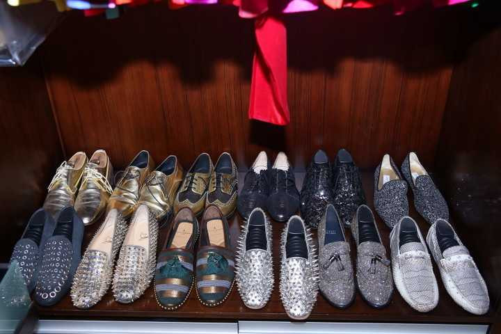 Nổi tiếng là ông hoàng hàng hiệu trong showbiz Việt, tủ giày dép của Mr Đàm chưa bao giờ khiến người hâm mộ hết bất ngờ từ kiểu dáng đến màu sắc. 