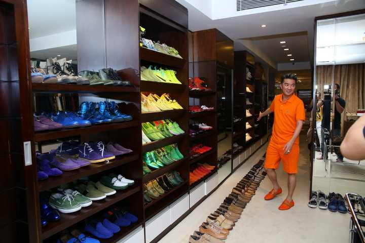 Nhân dịp chuẩn bị trang phục cho liveshow Thương hoài ngàn năm sắp tới tại Hà Nội vào ngày 31/12, Đàm Vĩnh Hưng đã sưu tầm thêm những đôi giày thật sự phù hợp cho không gian âm nhạc thật đặc biệt này và “khoe” bộ sưu tập ấn tượng của mình.