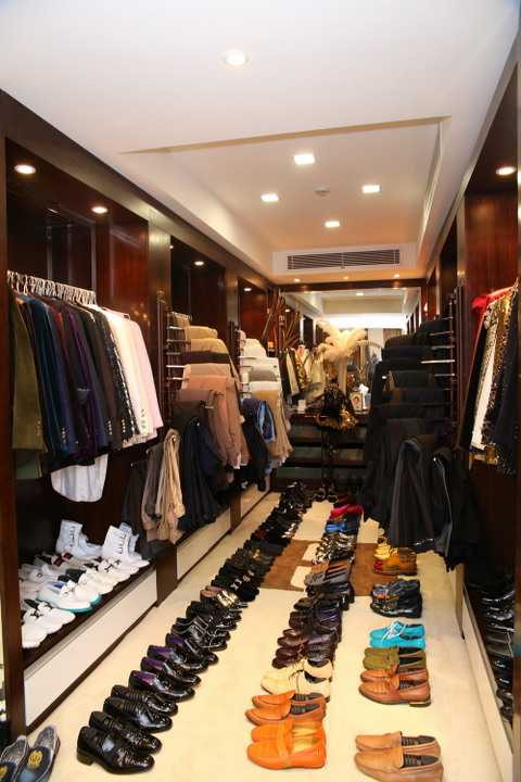 Được mệnh danh là quý ông sở hữu phong cách thời trang biến hóa, ngôi sao biết ăn mặc hàng đầu shobiz Việt, để đáp ứng yêu cầu mix đồ khắt khe của mình, quy mô tủ giày của Mr.Đàm cũng lớn lên từng ngày. 