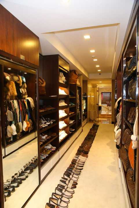 Mr Đàm bật mí rằng giày nam cũng là một trong những niềm đam mệ của anh, và có thú vui sưu tập giày. Anh còn dành hẳn một không gian đồ sộ chỉ để trưng bày những đôi giày yêu thích của mình, từ giày buộc dây tới giày boot, giày đinh tán cá tính đầy phong cách. 